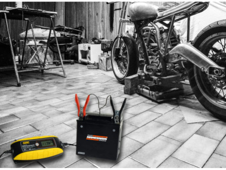 BRÜDER MANNESMANN Chargeur pour batterie de voiture ADAC